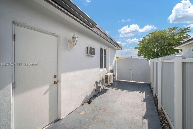 Building Photo - 1807 SW 102nd Pl