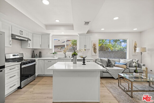 Building Photo - 13 Pepper Ct