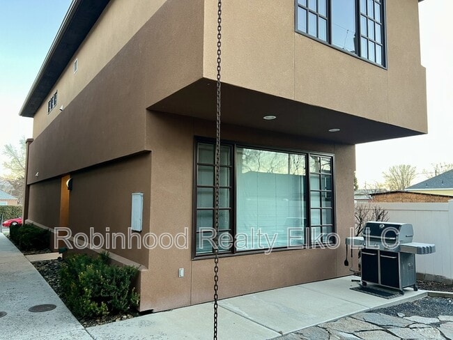 Building Photo - 753 Oak St