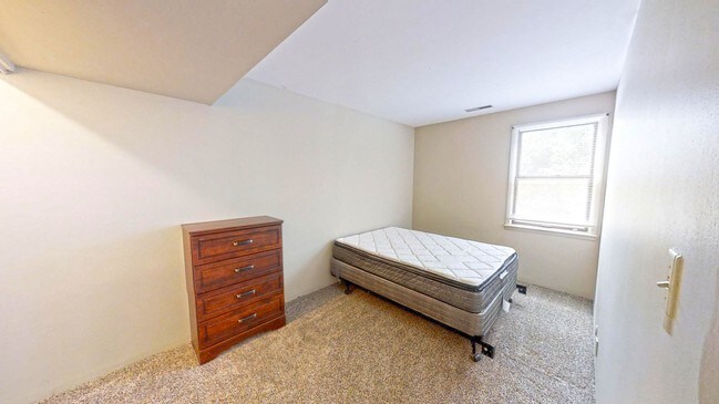 Building Photo - 811 W Oregon St