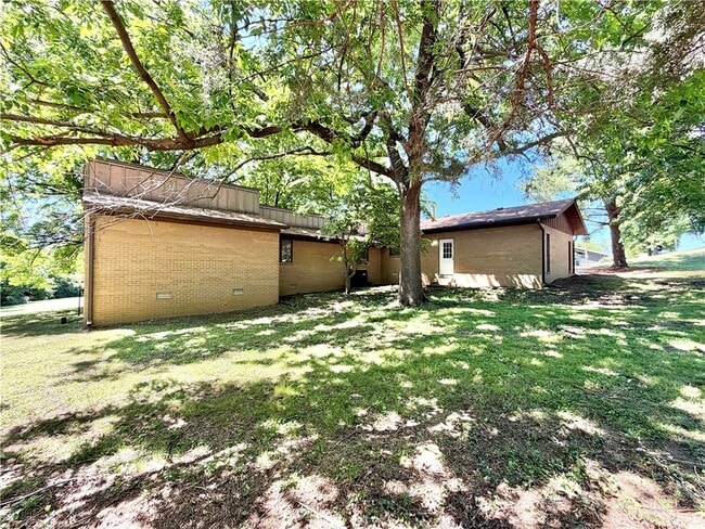 Building Photo - 1275 N Gregg Ave