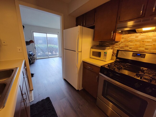Building Photo - Renovated 2 Bedroom Apartment Conveniently...