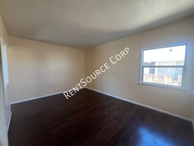 Building Photo - 920 Flora St