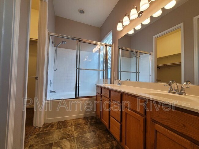 Building Photo - 1105 Brookline Cir