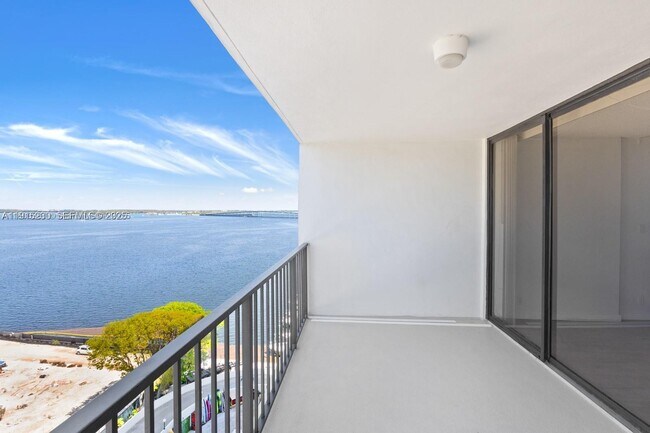 Building Photo - 1865 Brickell Ave