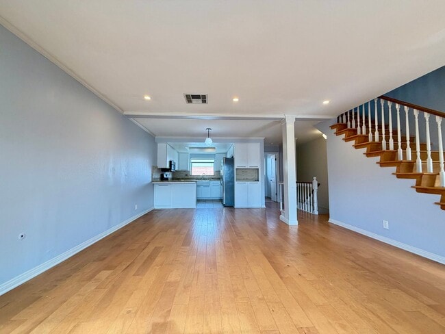 Building Photo - 2 Bed / 2.5 Bath Tri-Level Townhome – Gated Community in North Redondo Beach (Torrance PO)