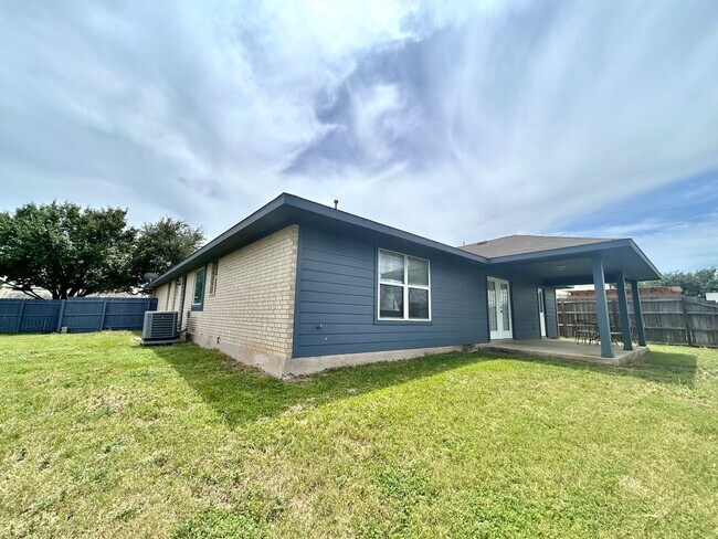 Building Photo - Spacious 4/BR 3/BA One-Level Home with Lar...