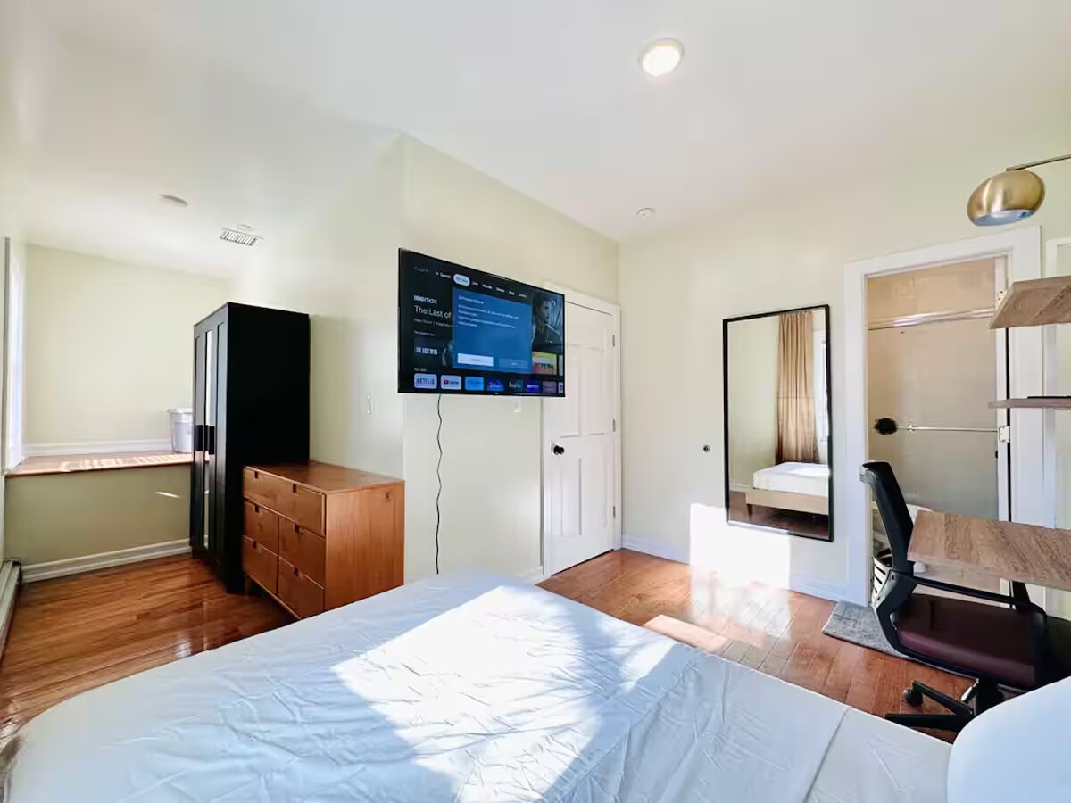 Building Photo - Furnished room/NOT APARTMENT