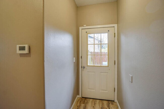 Building Photo - THREE BEDROOM TOWNHOME IN HAZEL DELL