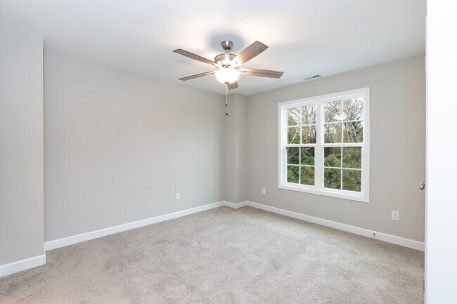 Building Photo - Three Bedroom Home!