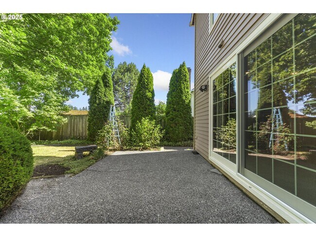 Building Photo - 3-Bedroom Home with Granite Kitchen, Family Room & Private Deck