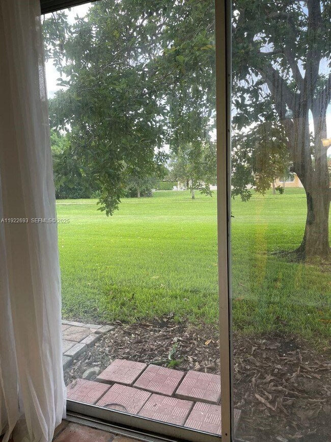 Building Photo - 3141 N Palm Aire Dr