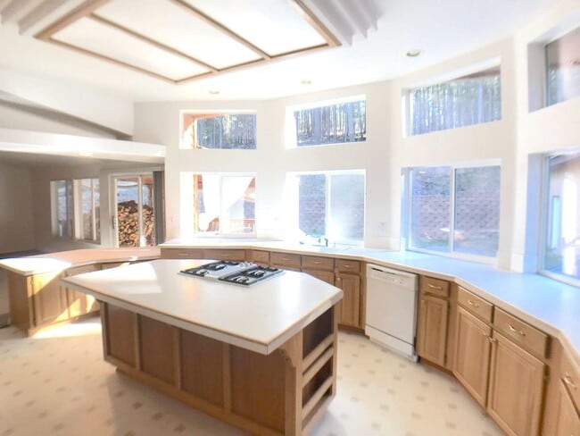 Building Photo - Jemez Mountains 3 bedroom with an open layout and large living areas and kitchen.