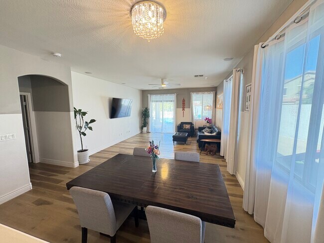 Building Photo - 1180 E Saddleback Pl