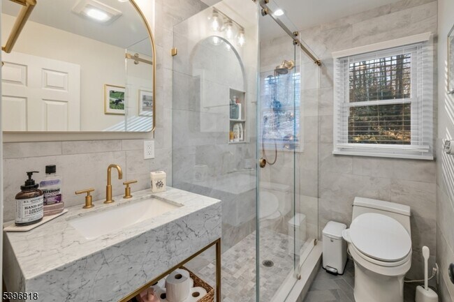 Building Photo - 18 Lisa Dr