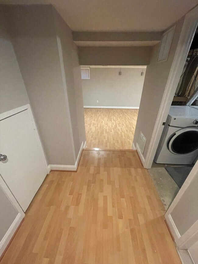 Building Photo - Newly Renovated 3 Level Townhome!