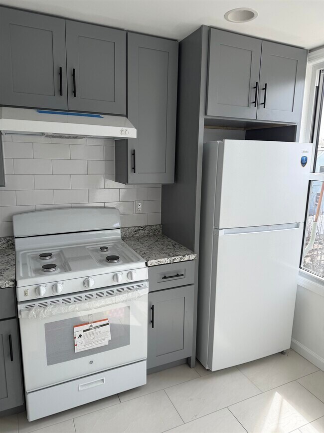 Building Photo - 419 4th St