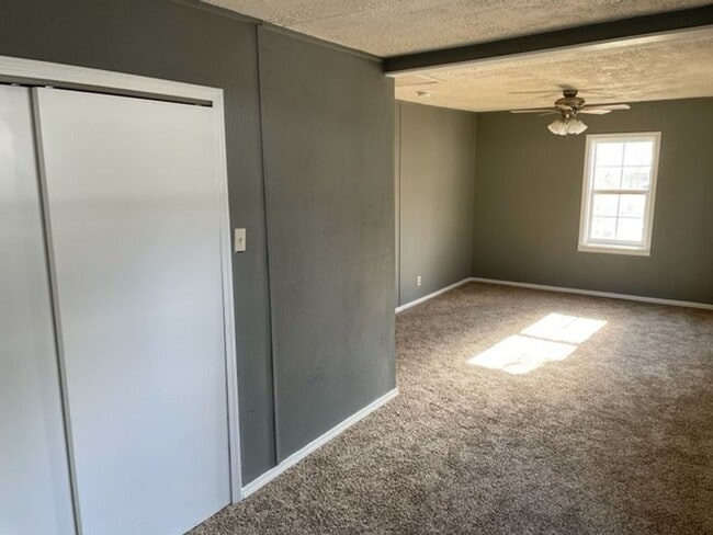 Building Photo - Newly Renovated 3 Bedroom 1 Bath House wit...