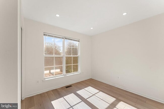 Building Photo - 44210 Shady Glen Terrace
