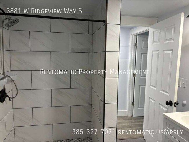 Building Photo - 3881 Ridgeview Way