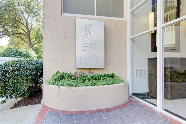 Building Photo - 2479 Peachtree Rd