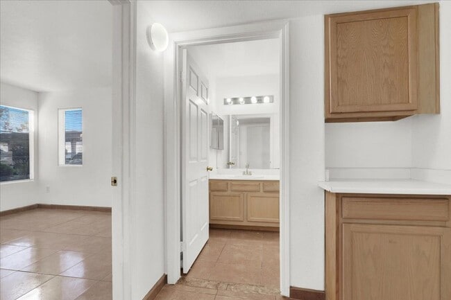 Building Photo - 2 Bedroom 2 Bathroom Ground Floor Condo Unit!