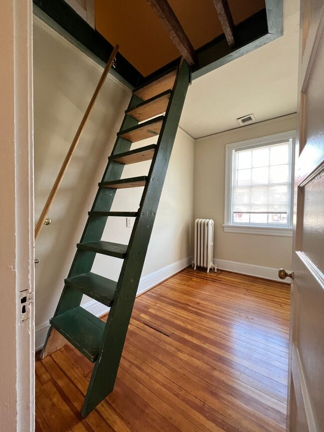 Building Photo - Renovated 4 Bedroom Townhouse! Off Street ...