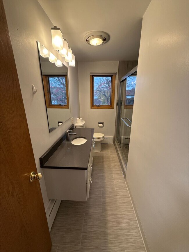 Building Photo - 1021 5th Ave SW