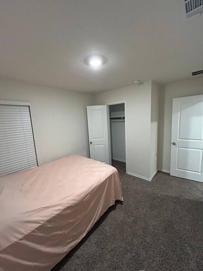 Building Photo - 3 Bedroom 2 Bath