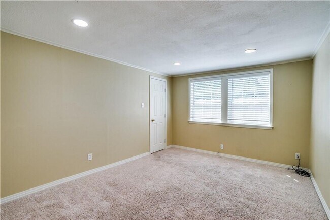 Building Photo - Lease for 2026-2027 School year!