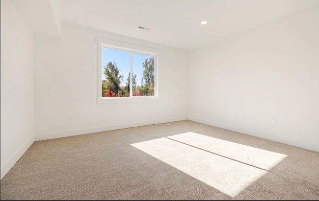 Building Photo - 5856 SE 18th St