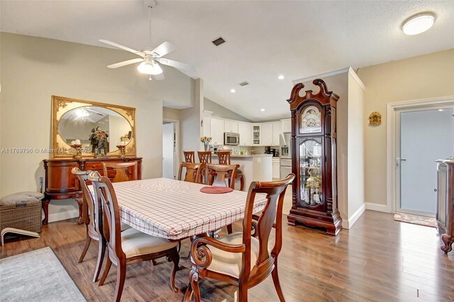 Building Photo - 303 E Riverbend Dr