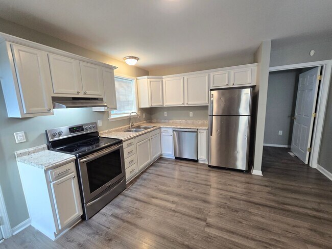 Building Photo - Updated 3 Bedrooms, 1.5 Bathrooms on a Dou...