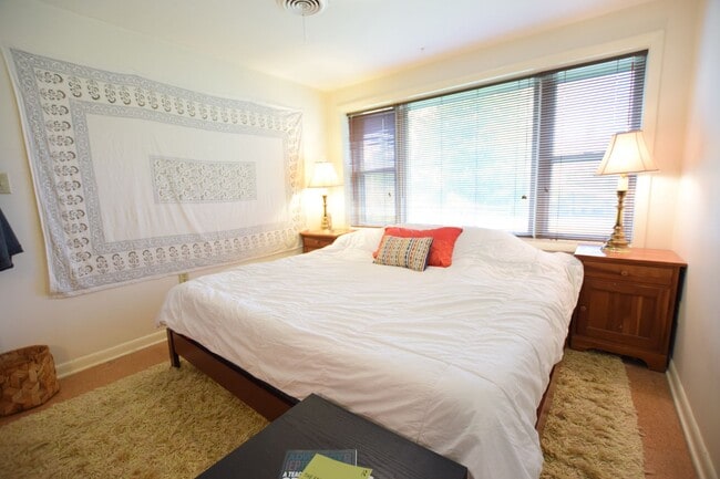 Building Photo - Bright 4 Bedroom Walking to IC