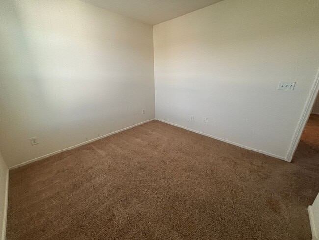 Building Photo - GUARD GATED 3 BED 2.5 BATH 2 CAR GARAGE TOWNHOUSE w/ 3 FLOORS