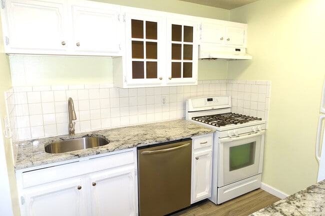 Building Photo - Updated Condo in Park-Like Setting