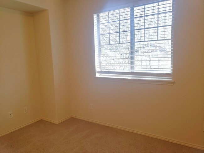 Building Photo - Wonderful Townhouse in Bethany/ NW Portland