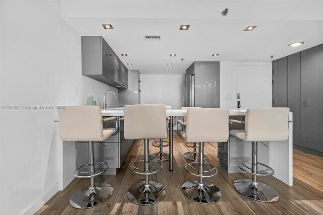 Building Photo - 2625 Collins Ave
