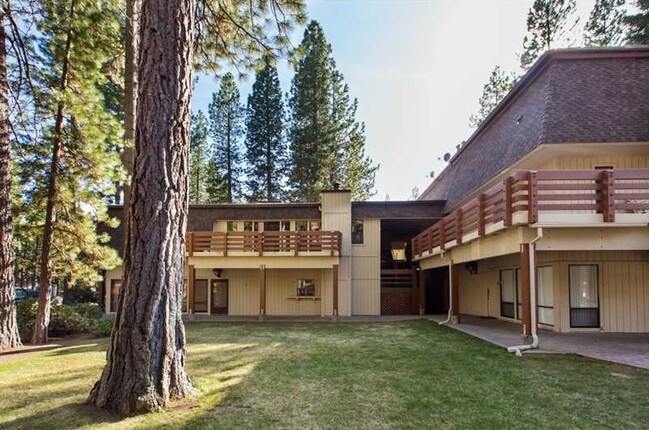 Building Photo - 120 Country Club Dr