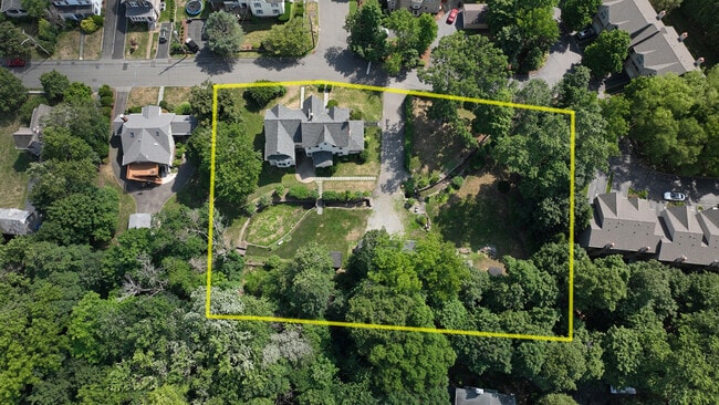 Building Photo - 62 Elm St