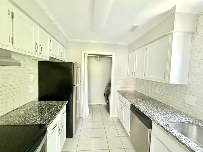 Building Photo - 2553 Stockbridge Dr