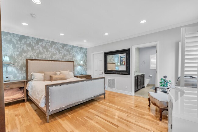 Building Photo - 326 N Doheny Dr