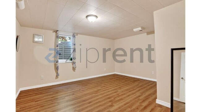 Building Photo - Unit