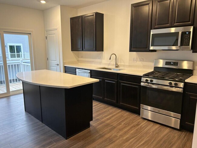 Building Photo - 560 Wolverine Dr