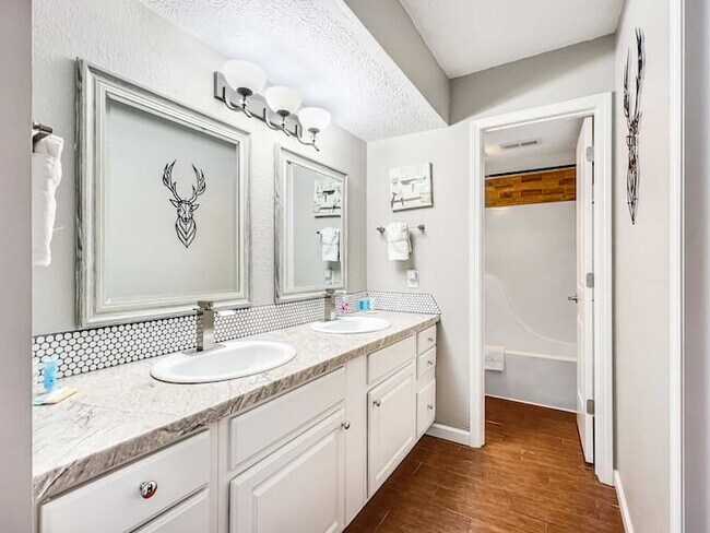 Building Photo - Adorable 1BR - Ground Entry Available FULLY FURNISHED