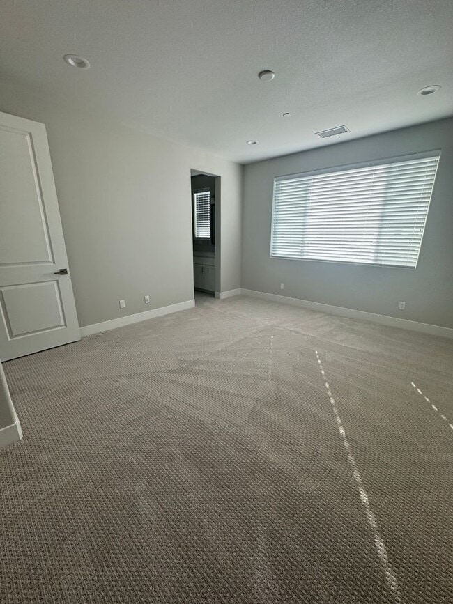 Building Photo - Tesoro Viejo- 3 bedroom 2.5 Bath