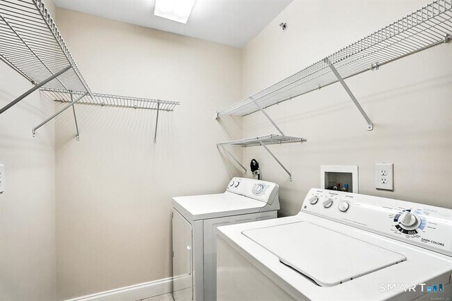 Building Photo - 142 East Ave