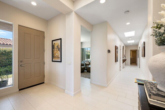 Building Photo - 502 Desert Holly Dr
