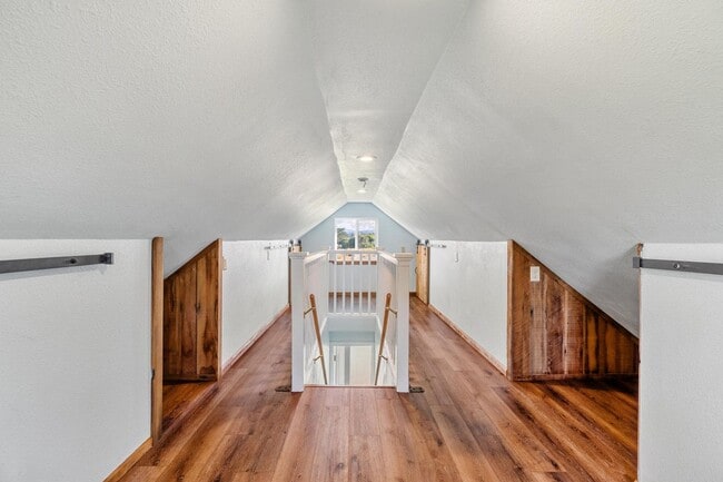 Building Photo - Charming Beach House!