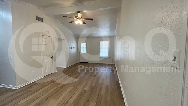 Building Photo - 807 Cavalier Dr
